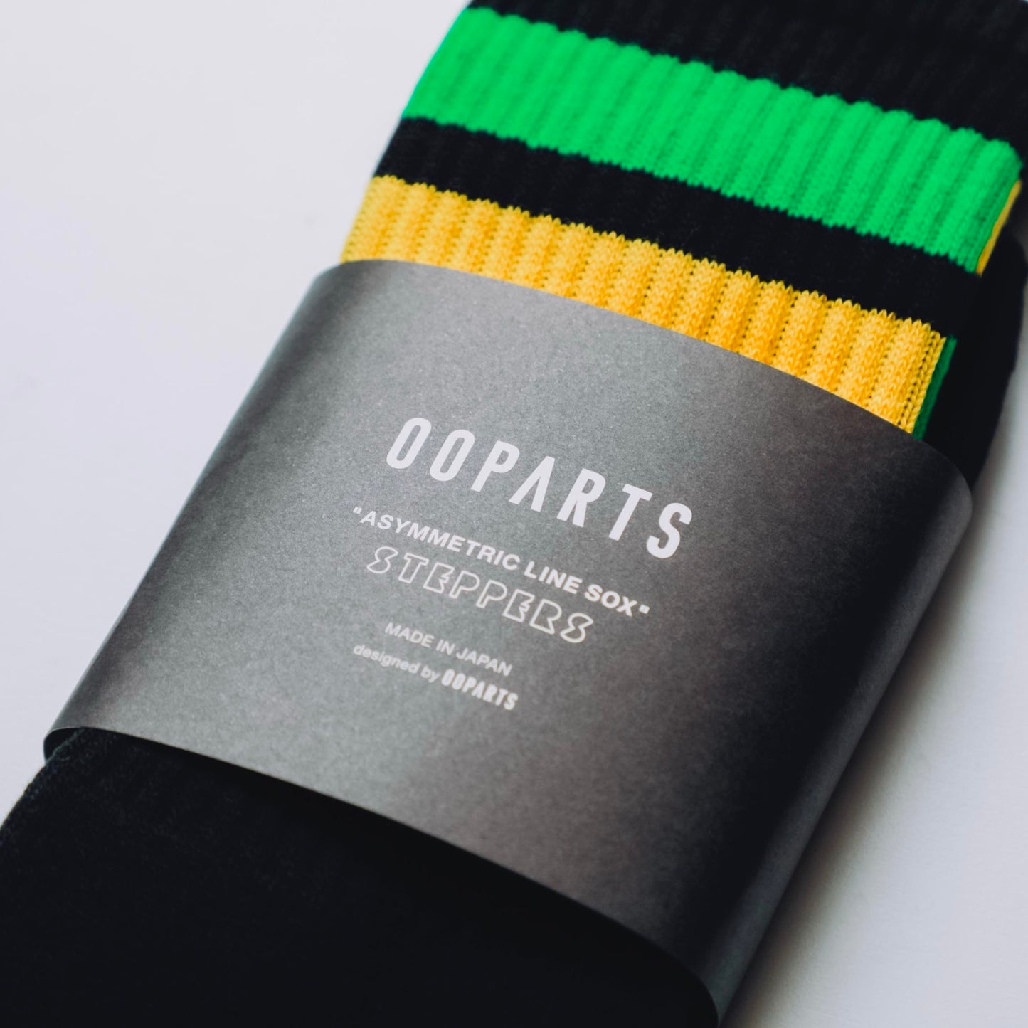 OOPARTS Asymmetric Line Sox “Breaks”|日本製アシンメトリーラインソックス|BLACK / RED × GREEN|奈良生産・80sスケーター/ストリート系(24–28cm)