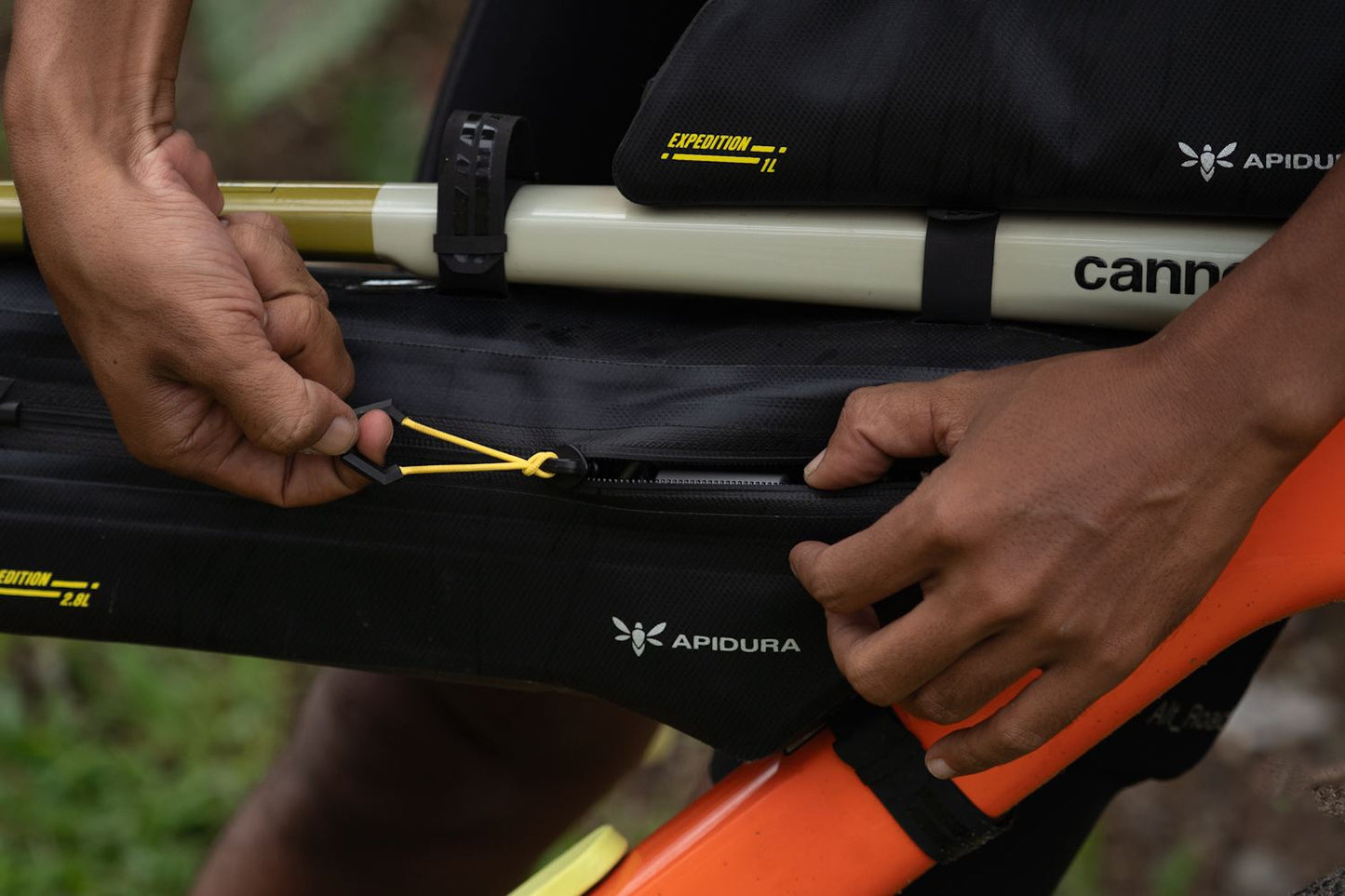 APIDURA エクスペディション フレームバッグ 2.8L 3.8L 4.3L 5.7L 防水 バイクパッキング フレームバッグ 自転車 ロードバイク グラベルロード