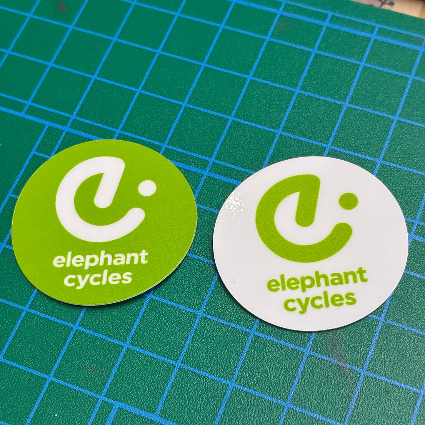 エレファントサイクル 丸型ロゴステッカー（約3cm）｜自転車ショップステッカー／ホワイト・グリーン 2色セット