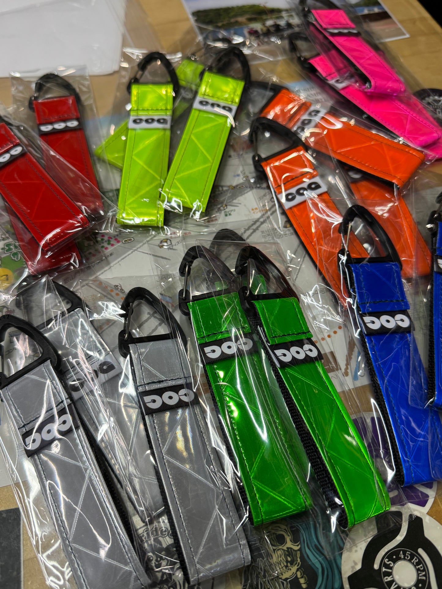 Visionary Souvenir Reflector Tag｜おしゃれなリフレクタータグ・キーホルダー（COG ブラック / ホワイト）