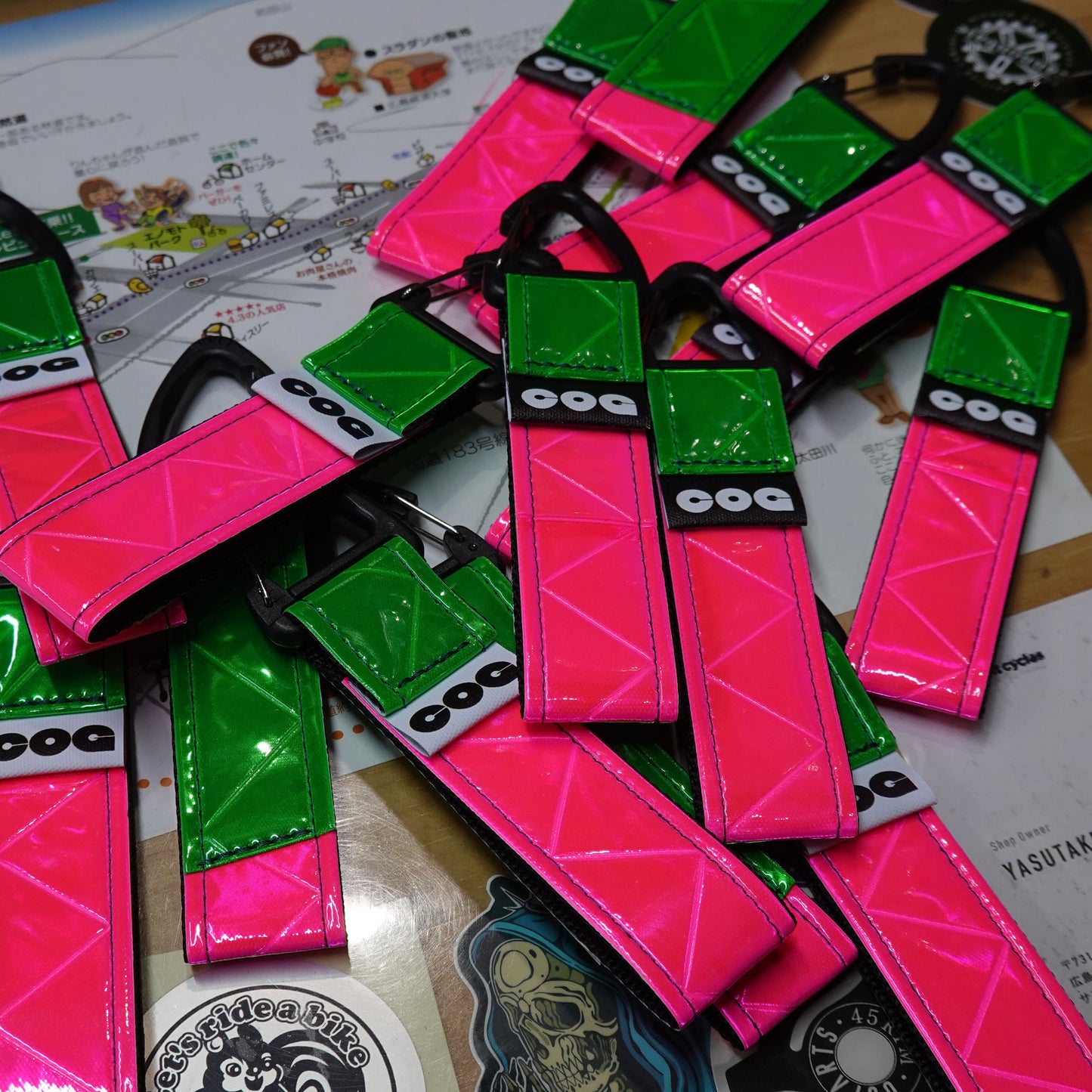 当店オリジナル Visionary Souvenir Reflector Tag｜おしゃれなリフレクタータグ・キーホルダー（COG ブラック / ホワイト）