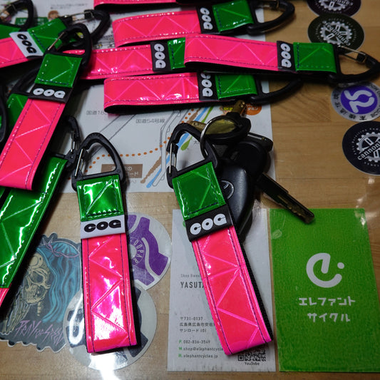 当店オリジナル Visionary Souvenir Reflector Tag｜おしゃれなリフレクタータグ・キーホルダー（COG ブラック / ホワイト）