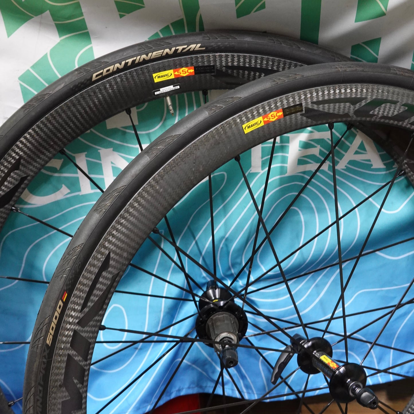 【中古美品】MAVIC COSMIC CARBONE 40 リムブレーキ クリンチャー 700C ホイールセット カンパフリー シマノ交換可 マビック コスミック エアロ カーボン ele1681