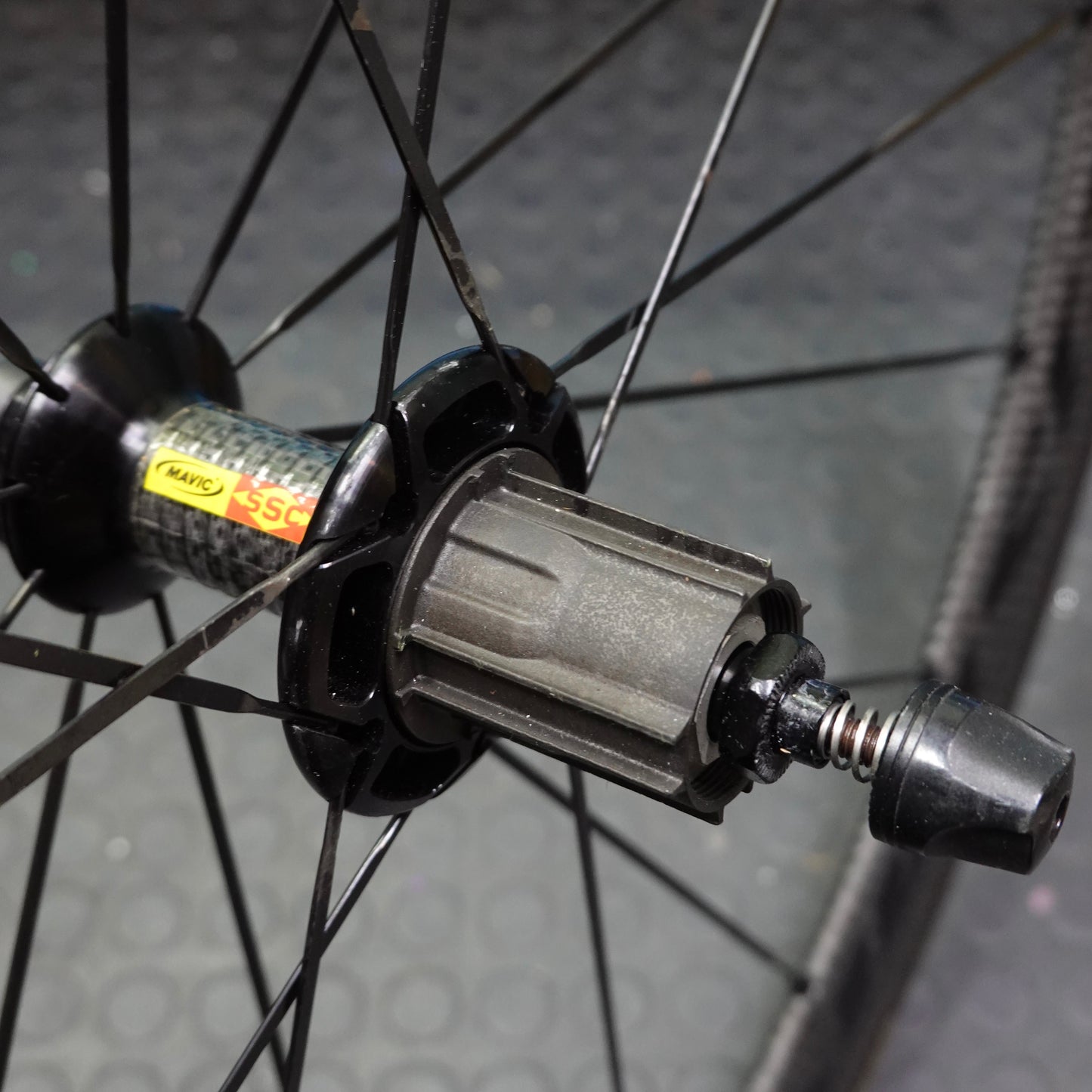 【中古美品】MAVIC COSMIC CARBONE 40 リムブレーキ クリンチャー 700C ホイールセット カンパフリー シマノ交換可 マビック コスミック エアロ カーボン ele1681
