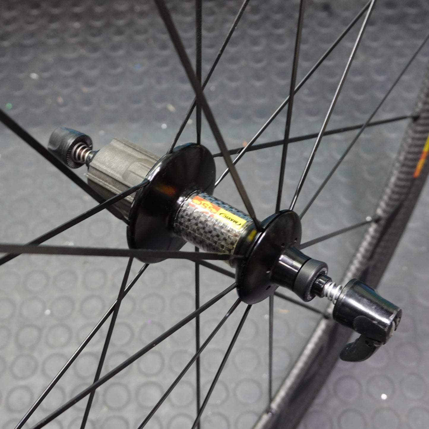 【中古美品】MAVIC COSMIC CARBONE 40 リムブレーキ クリンチャー 700C ホイールセット カンパフリー シマノ交換可 マビック コスミック エアロ カーボン ele1681