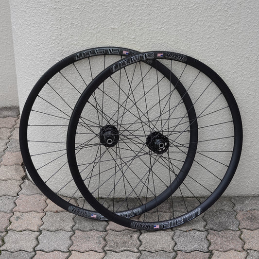 中古　クリスキング R45 DISC × ベロシティ Aileron（イルロン）700C 前後セット