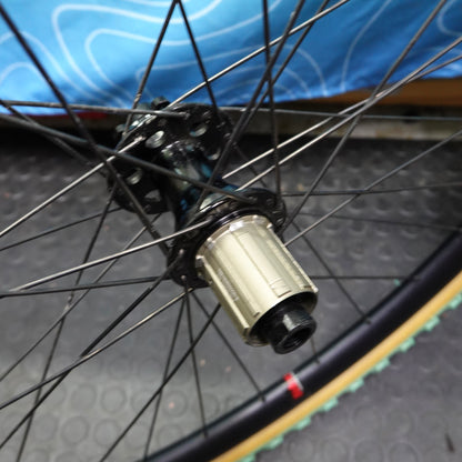 Velocity Aileron 650B カスタムホイールセット （Surly Midnight Special純正ハブ / 前後スルーアクスル仕様 × DT SWISSスポーク / 6ボルト仕様）