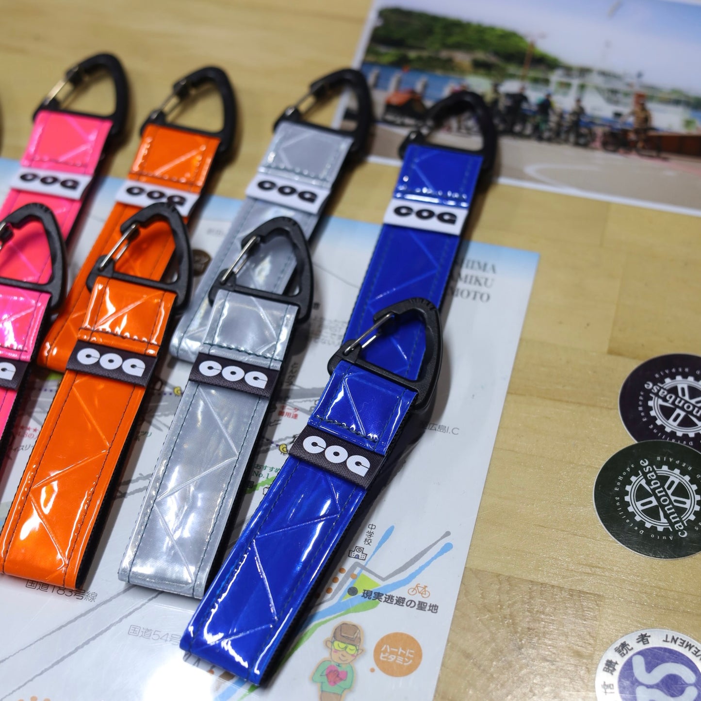 Visionary Souvenir Reflector Tag｜おしゃれなリフレクタータグ・キーホルダー（COG ブラック / ホワイト）