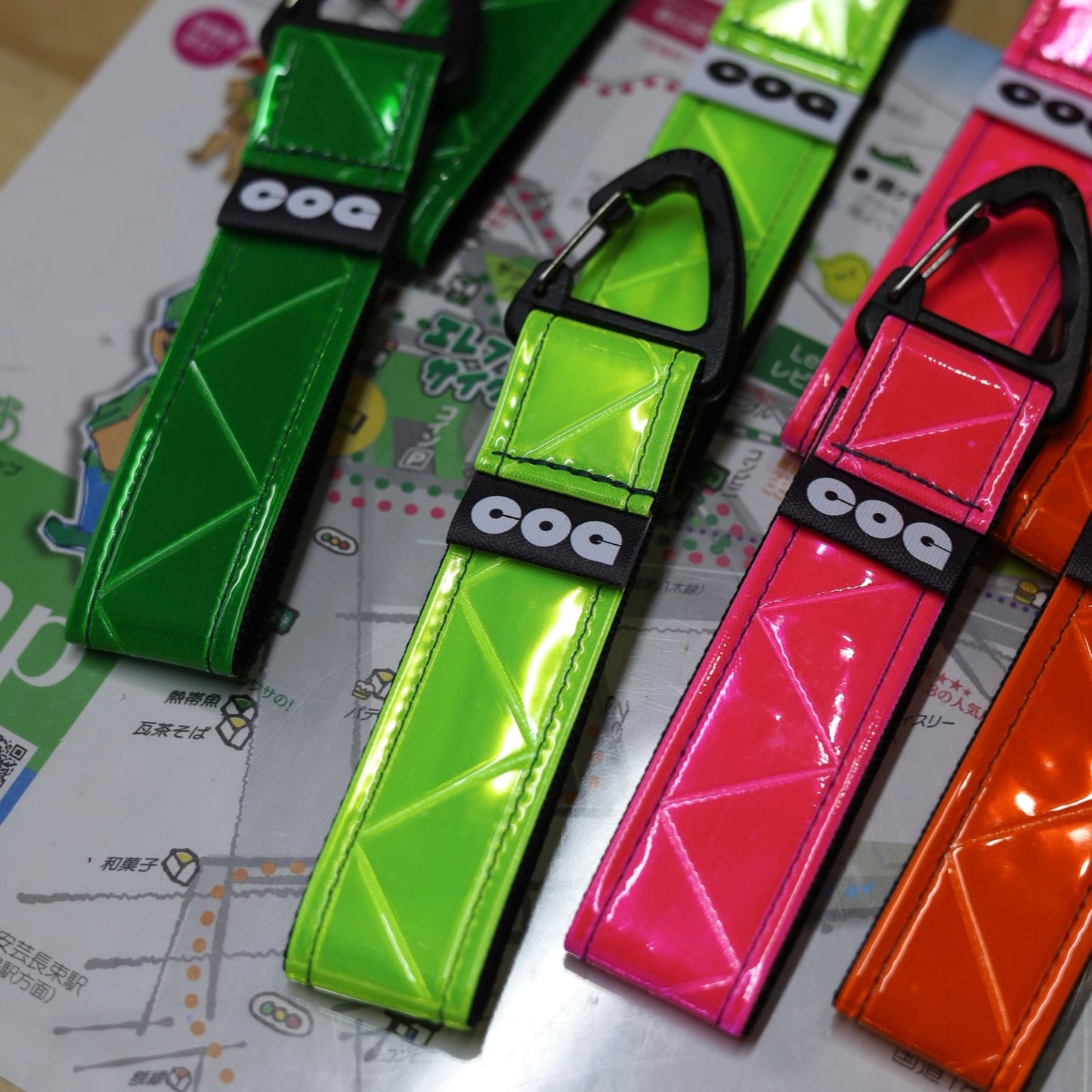 Visionary Souvenir Reflector Tag｜おしゃれなリフレクタータグ・キーホルダー（COG ブラック / ホワイト）