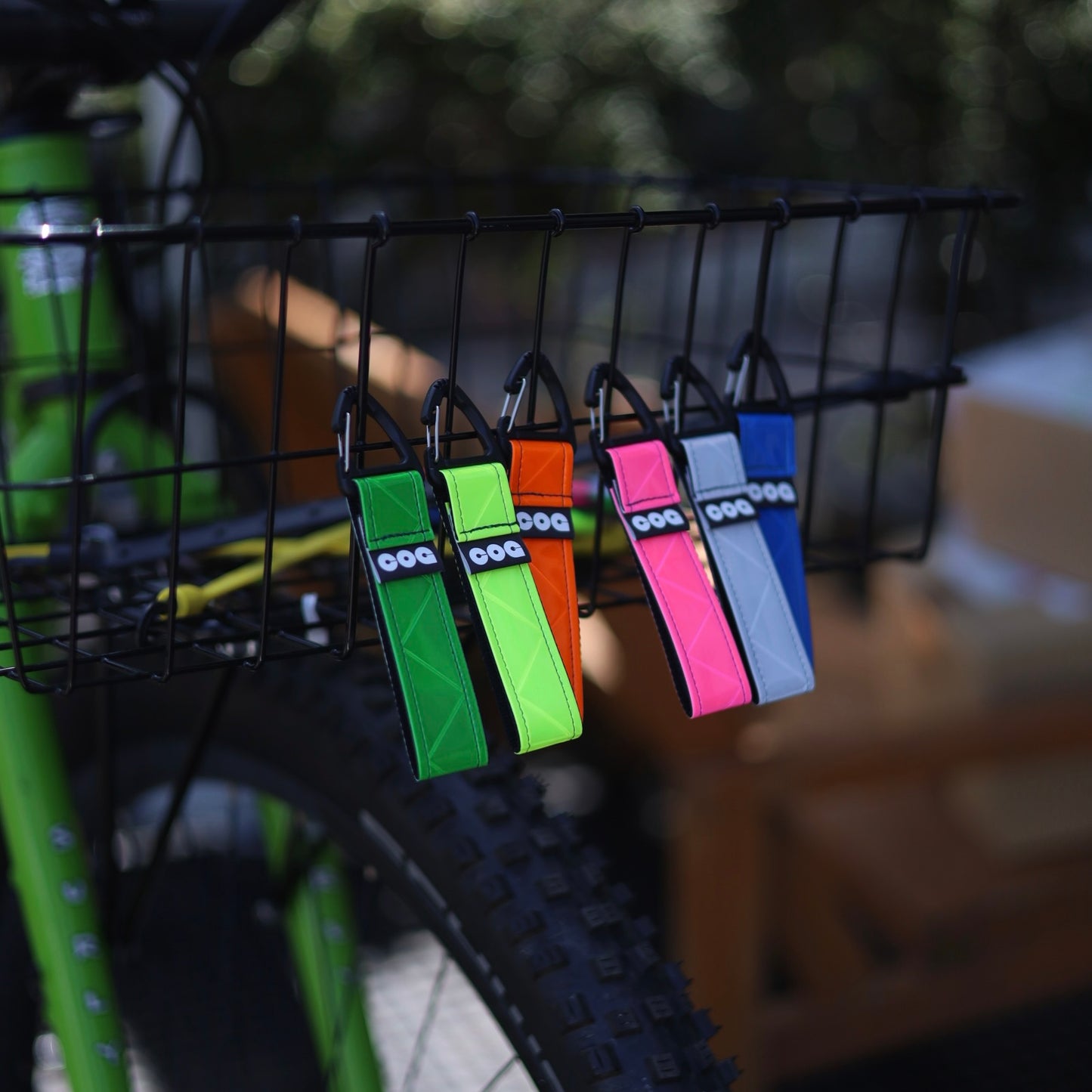 Visionary Souvenir Reflector Tag｜おしゃれなリフレクタータグ・キーホルダー（COG ブラック / ホワイト）