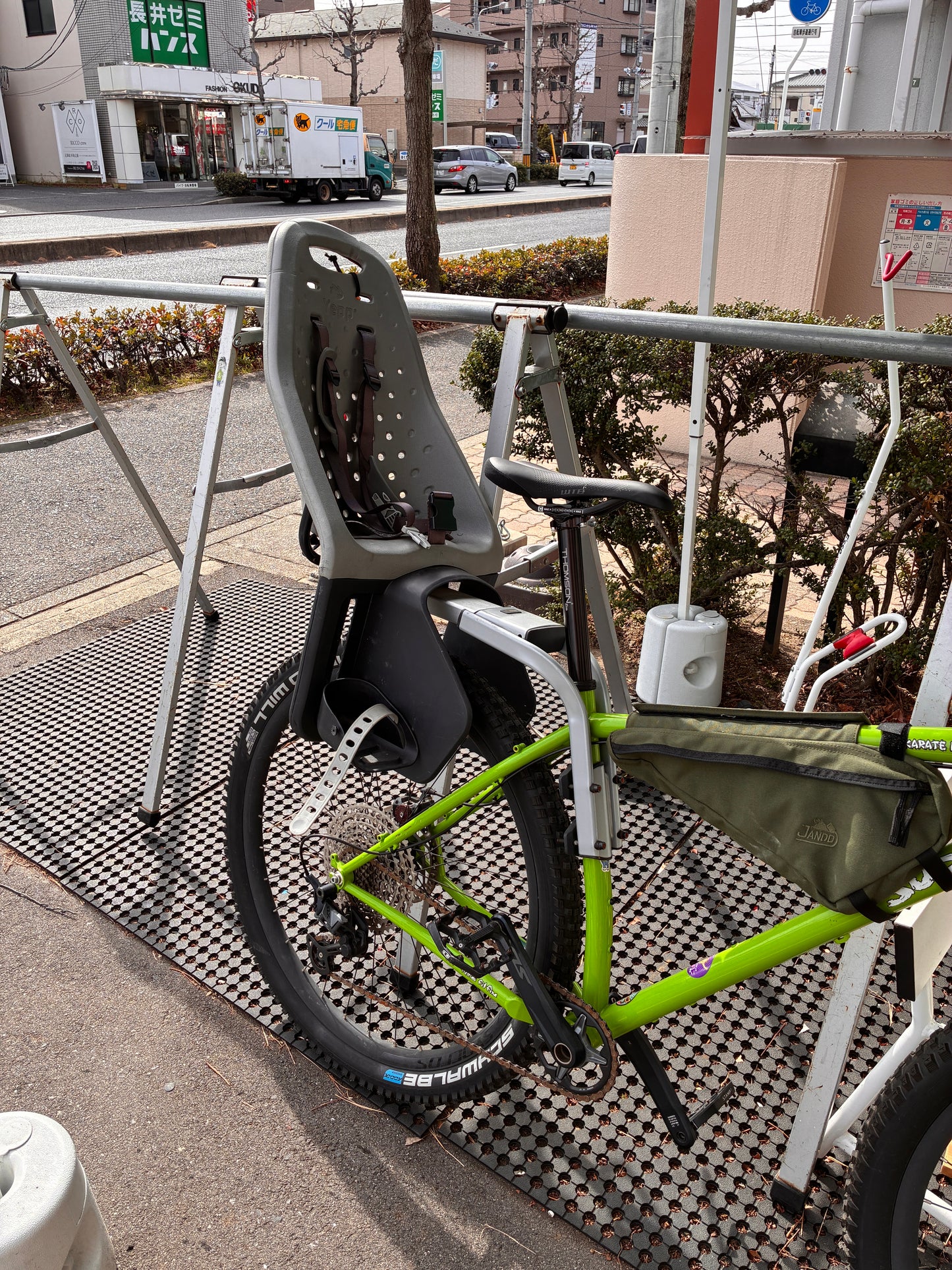 私物中古品　スーリー イエップ マキシ チャイルドシート シルバー Thule Yepp Maxi 自転車用