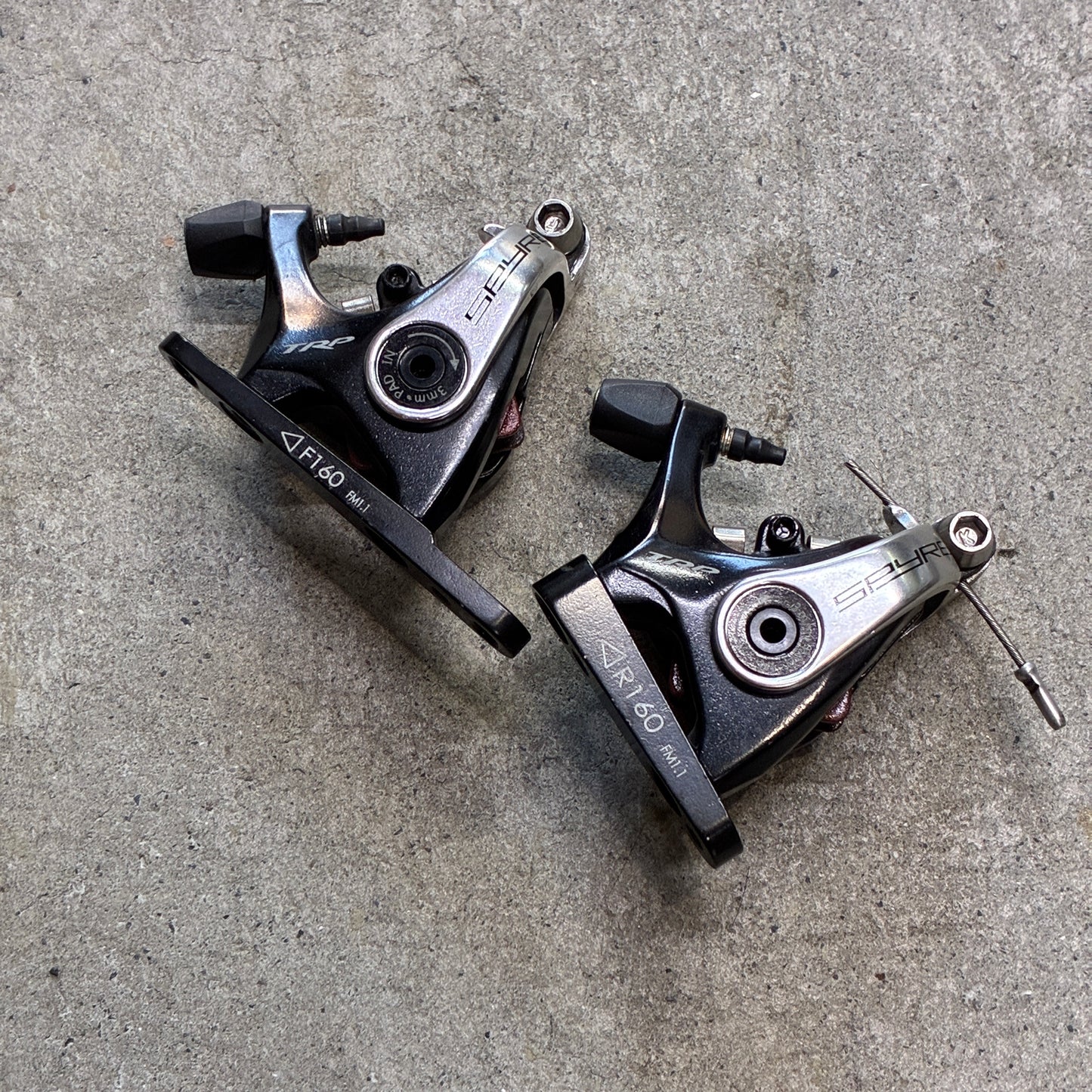 中古　TRP SPYRE FLAT MOUNT ディスクブレーキキャリパー 前後セット