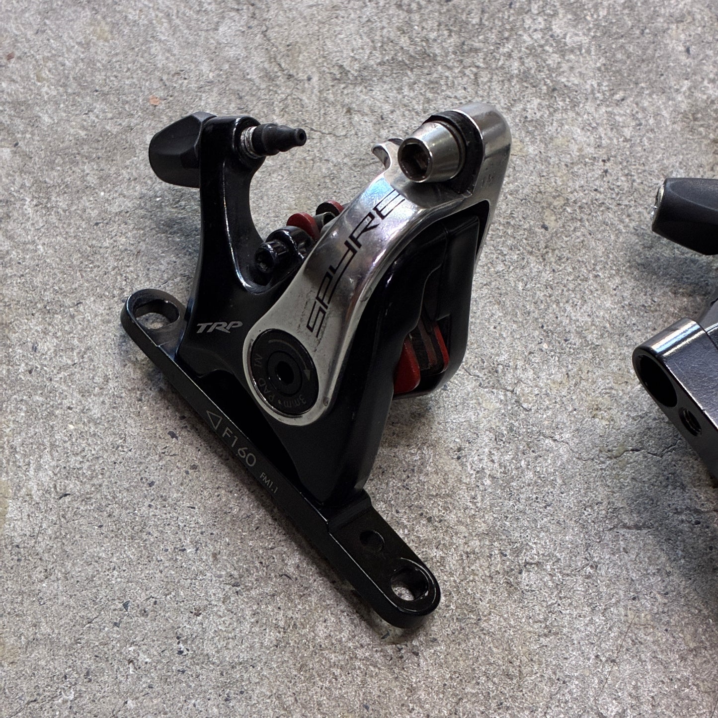 中古　TRP SPYRE FLAT MOUNT ディスクブレーキキャリパー 前後セット