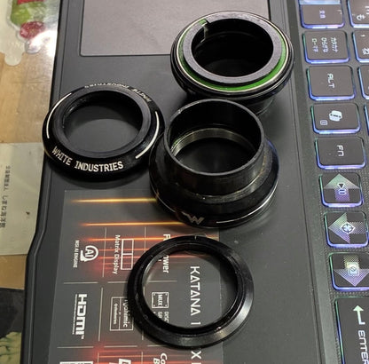 中古　WHITE INDUSTRIES ヘッドパーツ 1-1/8 オーバーサイズ