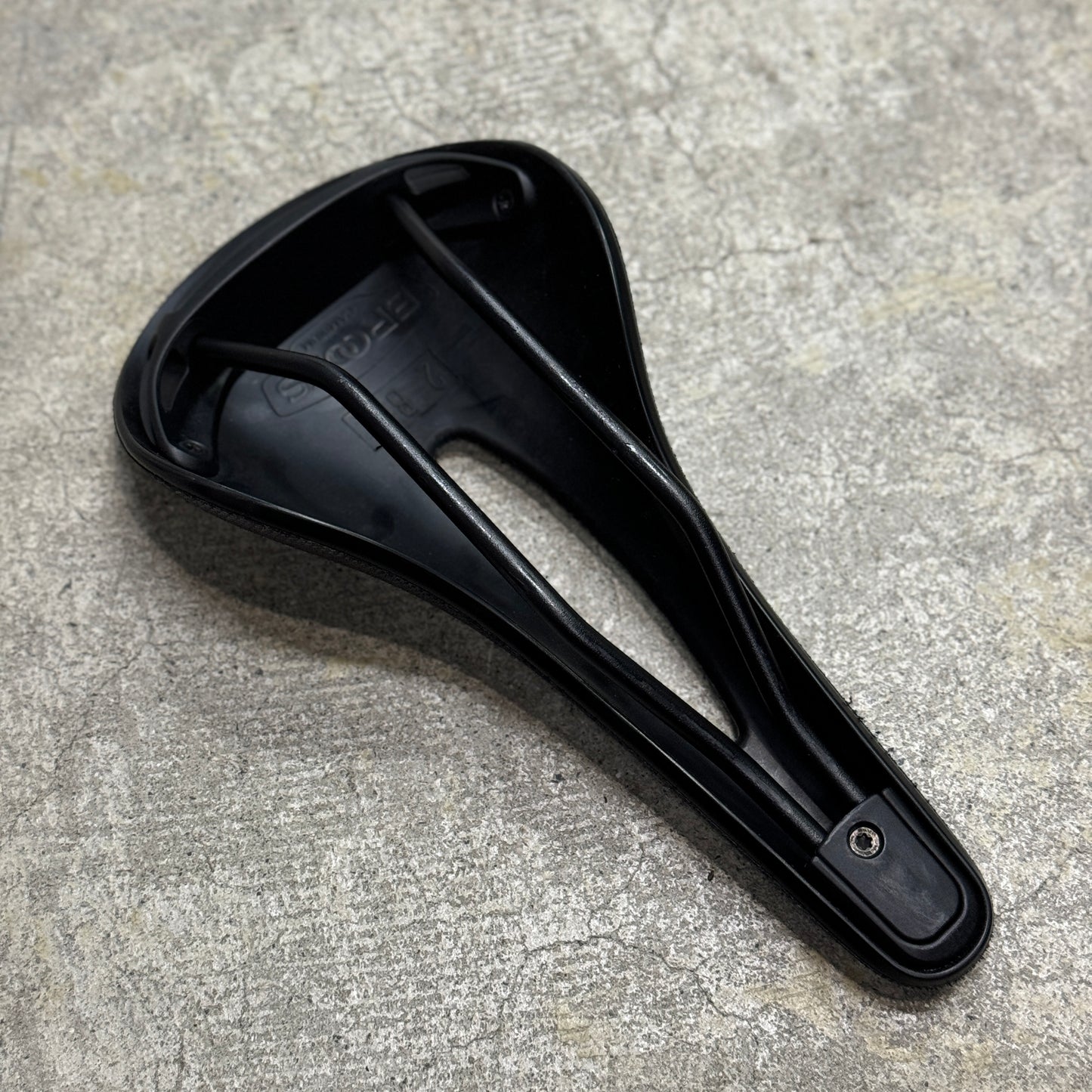 【無料レンタル】BROOKS C15 CARVED 穴あき