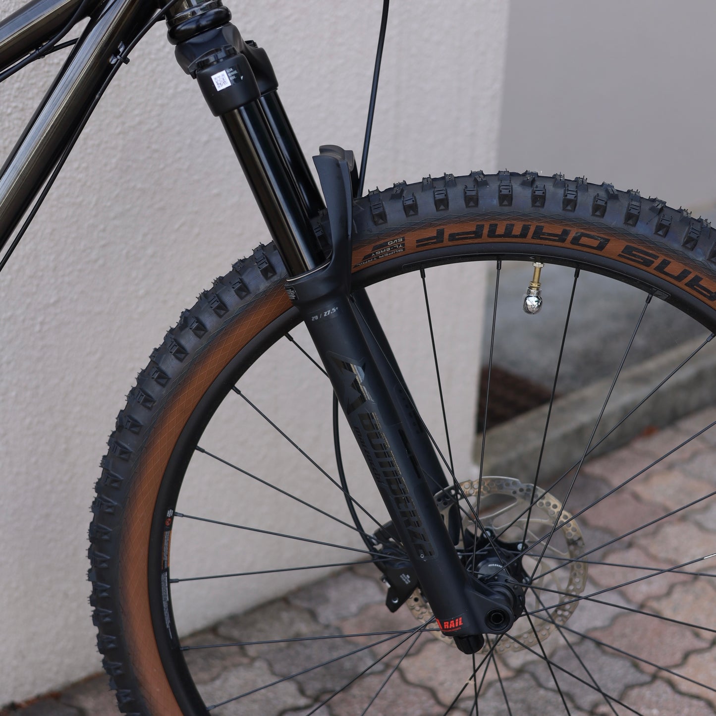 【即納OK｜RAWペイント×サス仕様】Surly KRAMPUS（クランパス）カスタム完成車｜Sサイズ｜トレイル対応MTB