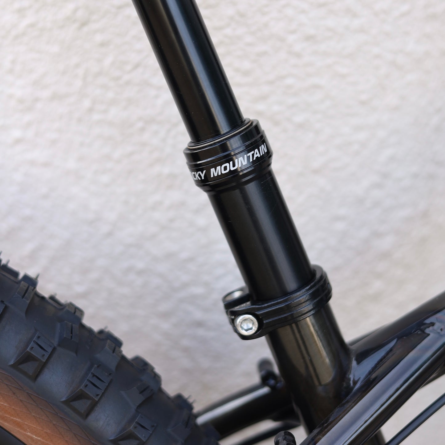 【即納OK｜RAWペイント×サス仕様】Surly KRAMPUS（クランパス）カスタム完成車｜Sサイズ｜トレイル対応MTB