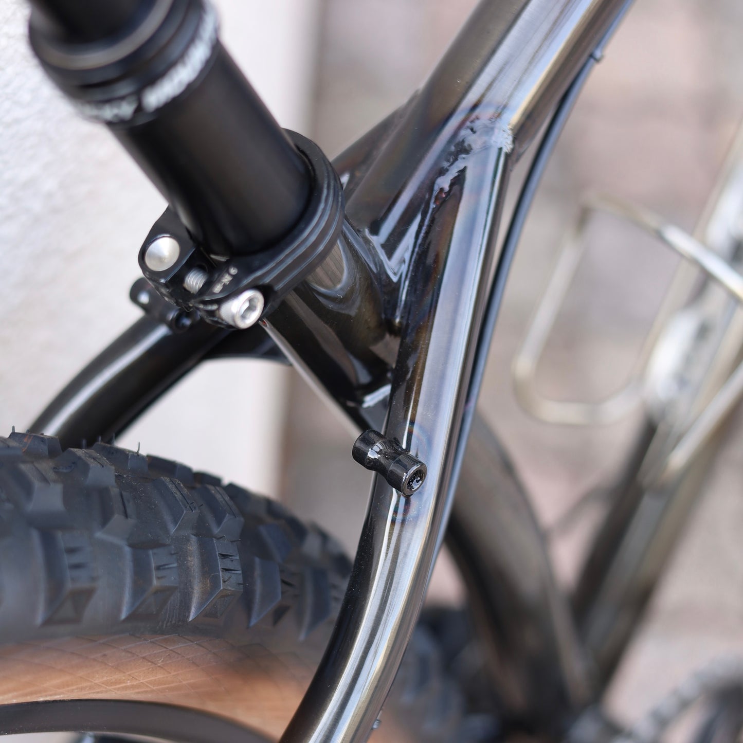 【即納OK｜RAWペイント×サス仕様】Surly KRAMPUS（クランパス）カスタム完成車｜Sサイズ｜トレイル対応MTB