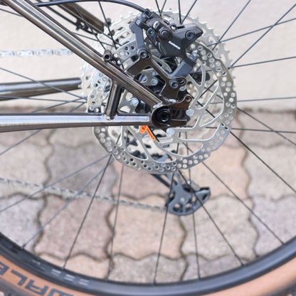 【即納OK｜RAWペイント×サス仕様】Surly KRAMPUS（クランパス）カスタム完成車｜Sサイズ｜トレイル対応MTB