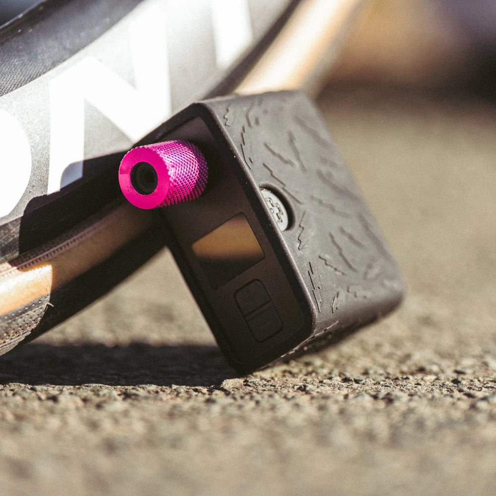 Muc-Off AirMach 電動ミニインフレーター Pro｜最大120PSI｜LEDディスプレイ搭載｜USB-C充電｜仏式・米式・チューブレス対応