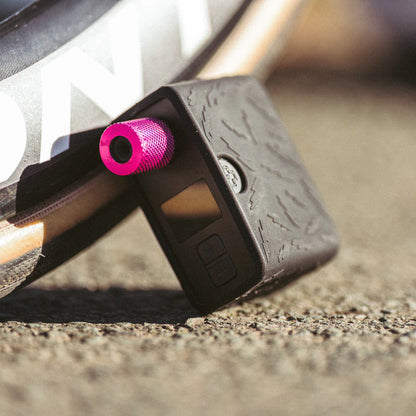 Muc-Off AirMach 電動ミニインフレーター Pro｜最大120PSI｜LEDディスプレイ搭載｜USB-C充電｜仏式・米式・チューブレス対応