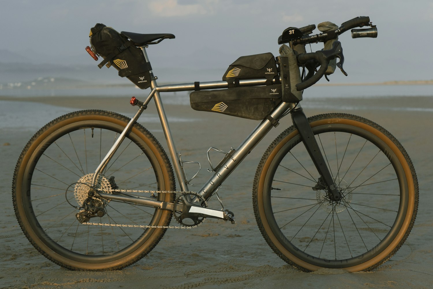 APIDURA レーシング・フレームパック 4L ele0137 – エレファントサイクル